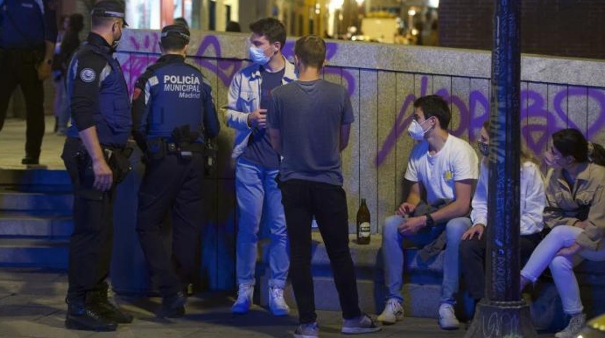 La Policía Municipal interviene en un botellón en Malasaña
