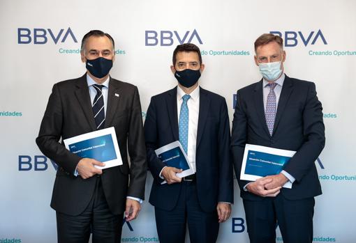 Imagen de los ponentes después de la presentación del último informe de BBVA Research