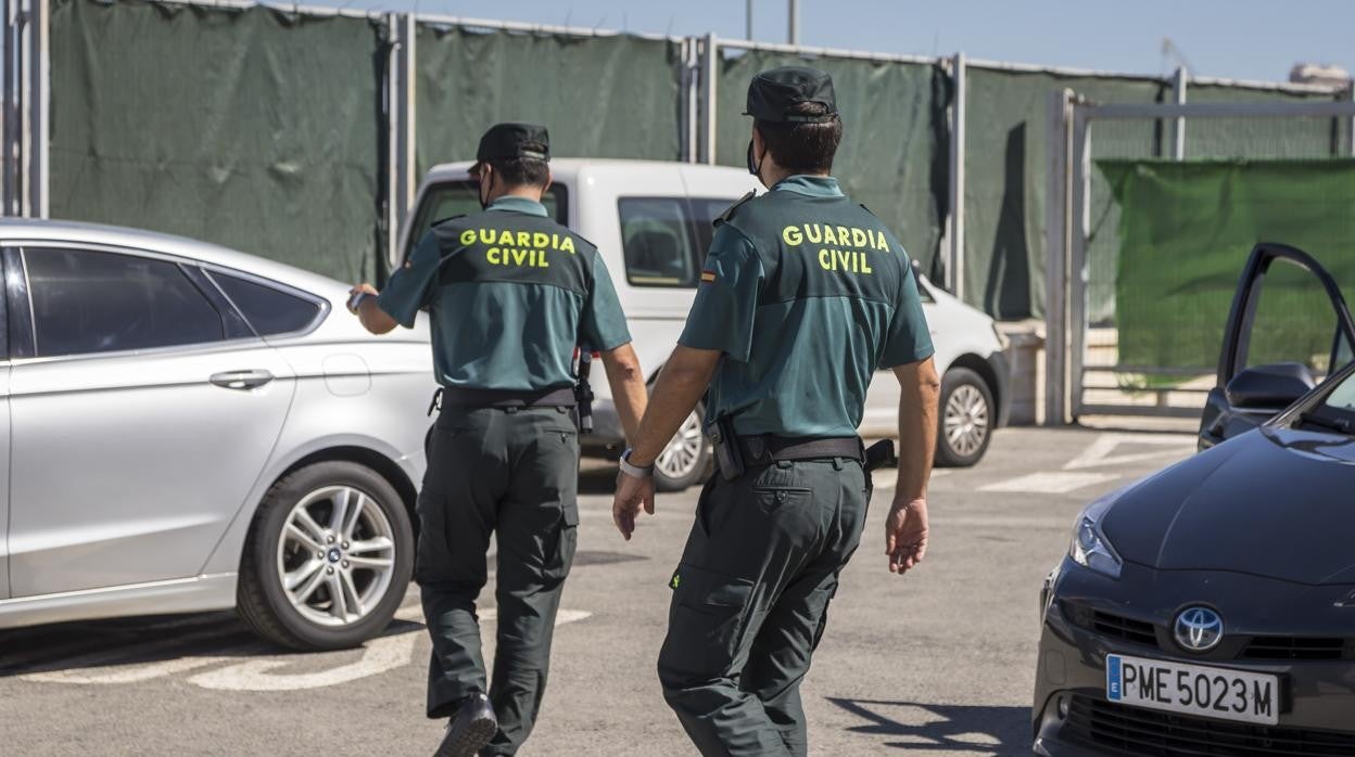 Imagen de archivo de unos agentes de la Guardia Civil