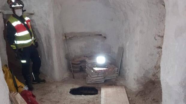 Muere una mujer de 39 años al caer en un pozo tapado mientras visitaba una casa en venta en Dosbarrios
