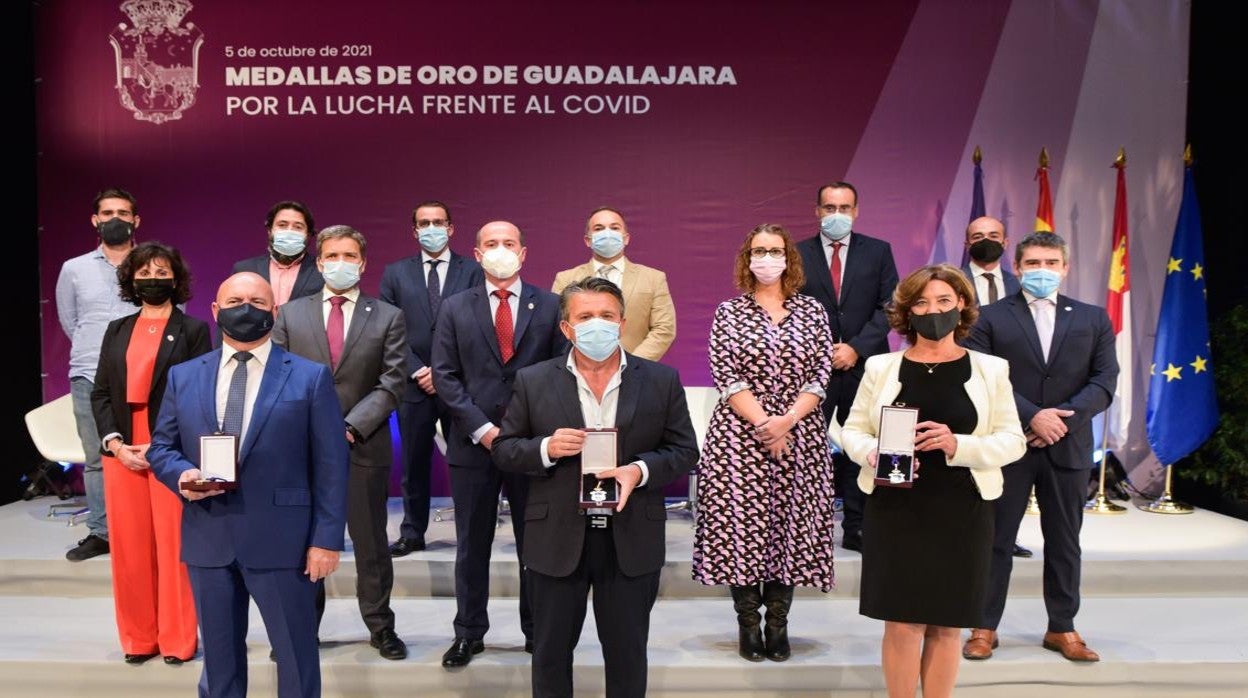 Alberto Rojo (centro) junto a algunos de los profesionales reconocidos por la ciudad