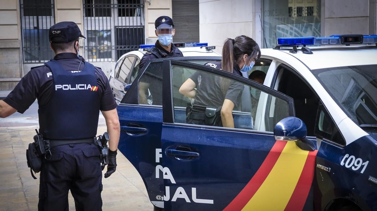 Imagen de archivo de unos agentes de la Policía Nacional junto a su coche patrulla