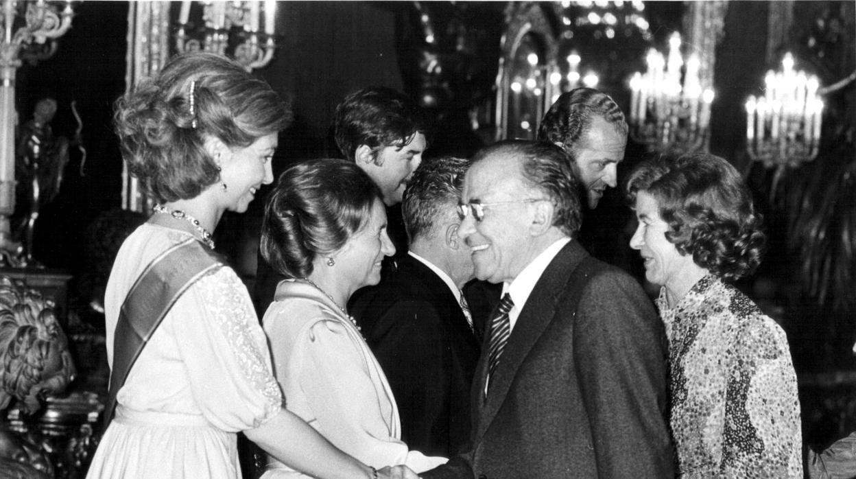 En 1979, Nicolae Ceaucescu y su esposa Elena, realizaron un avisita oficial a España. En la imagen, los Reyes y el presidente de Rumanía, en el Palacio Real, saludan a Santiago Carrilo y su mujer
