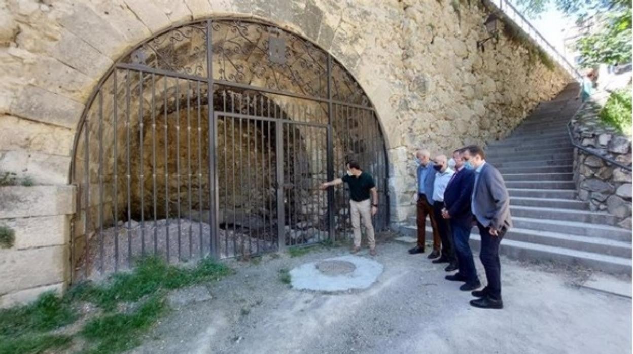 Foto de archivo de una visita de las autoridades al puente de la Trinidad de Cuenca