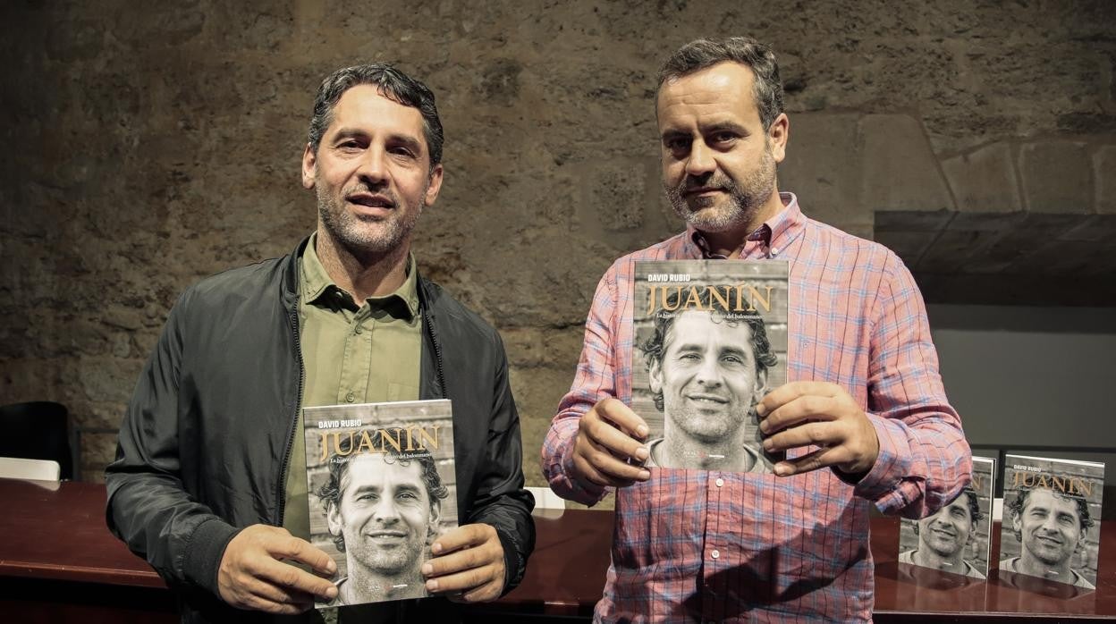 Acto de presentación del libro ‘Juanín’ en el que el periodista David Rubio repasa la trayectoria del laureado jugador de balonmano