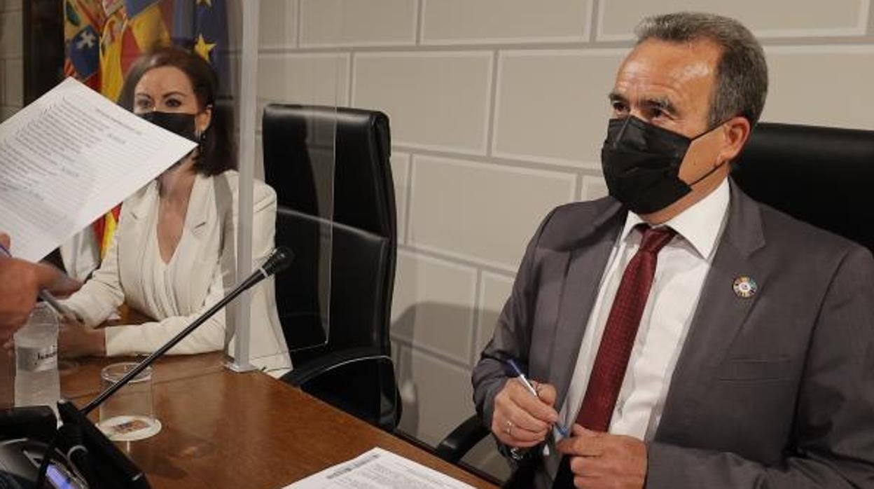 El presidente de la DPZ, Juan Antonio Sánchez Quero (PSOE), junto a la vicepresidenta de la Diputación, la también socialista Teresa Ladrero