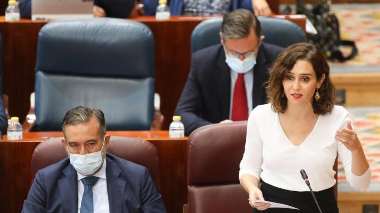 La presidenta de la Comunidad de Madrid, Isabel Díaz Ayuso, esta mañana en el pleno de la Asamblea de Madrid