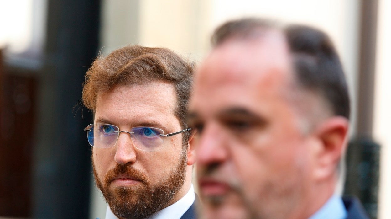 Luis Gordillo (fondo), ayer junto a su nuevo líder, el presidente del PP vasco, Carlos Iturgaiz