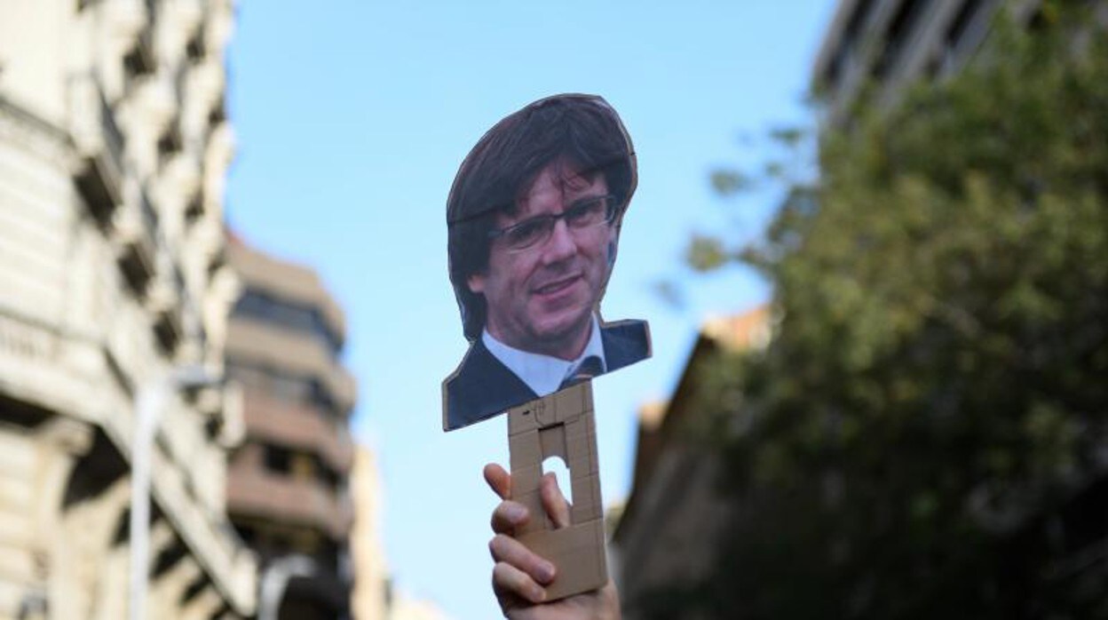 Manifestación en el consulado italiano por la detención del ex presidente de la Generalitat