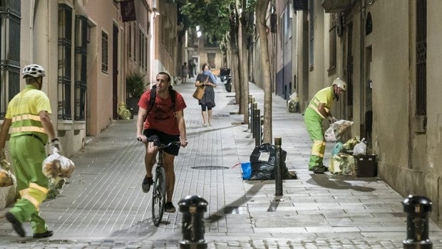 Colau, obligada a posponer su plan de recogida de basuras tras el alud de quejas