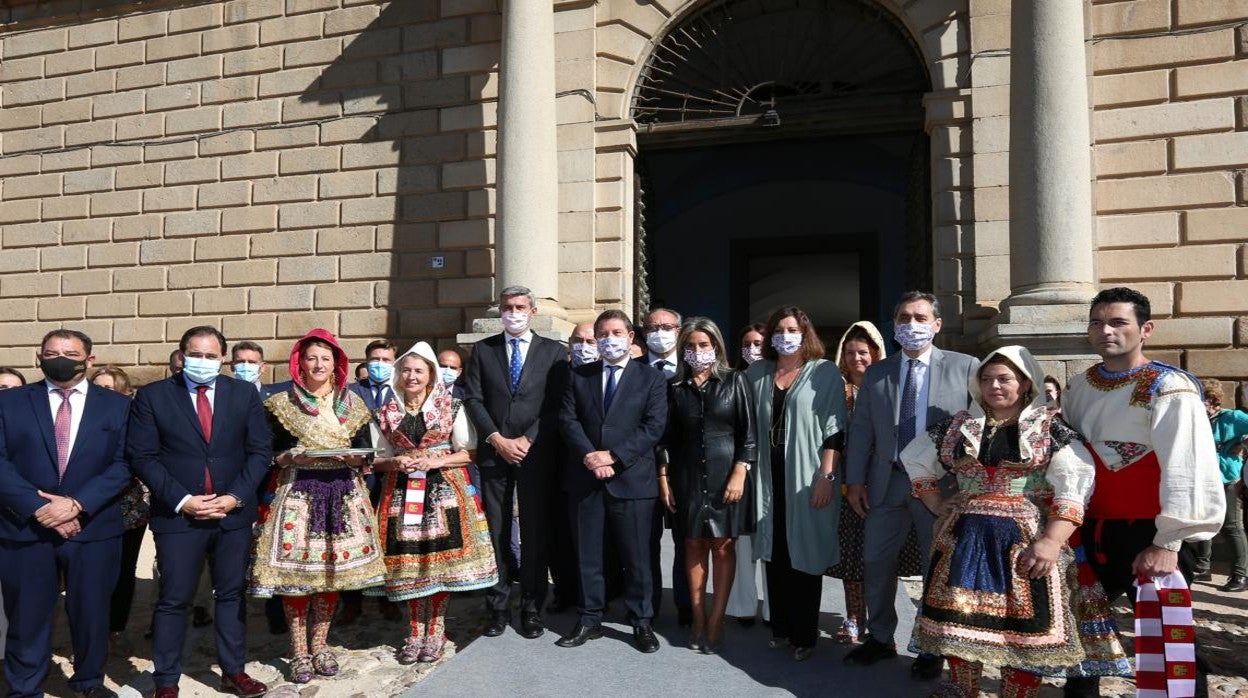 El presidente regional y la alcaldesa de Toledo a las puertas del Hospital de Tavera durante la apertura de la feria