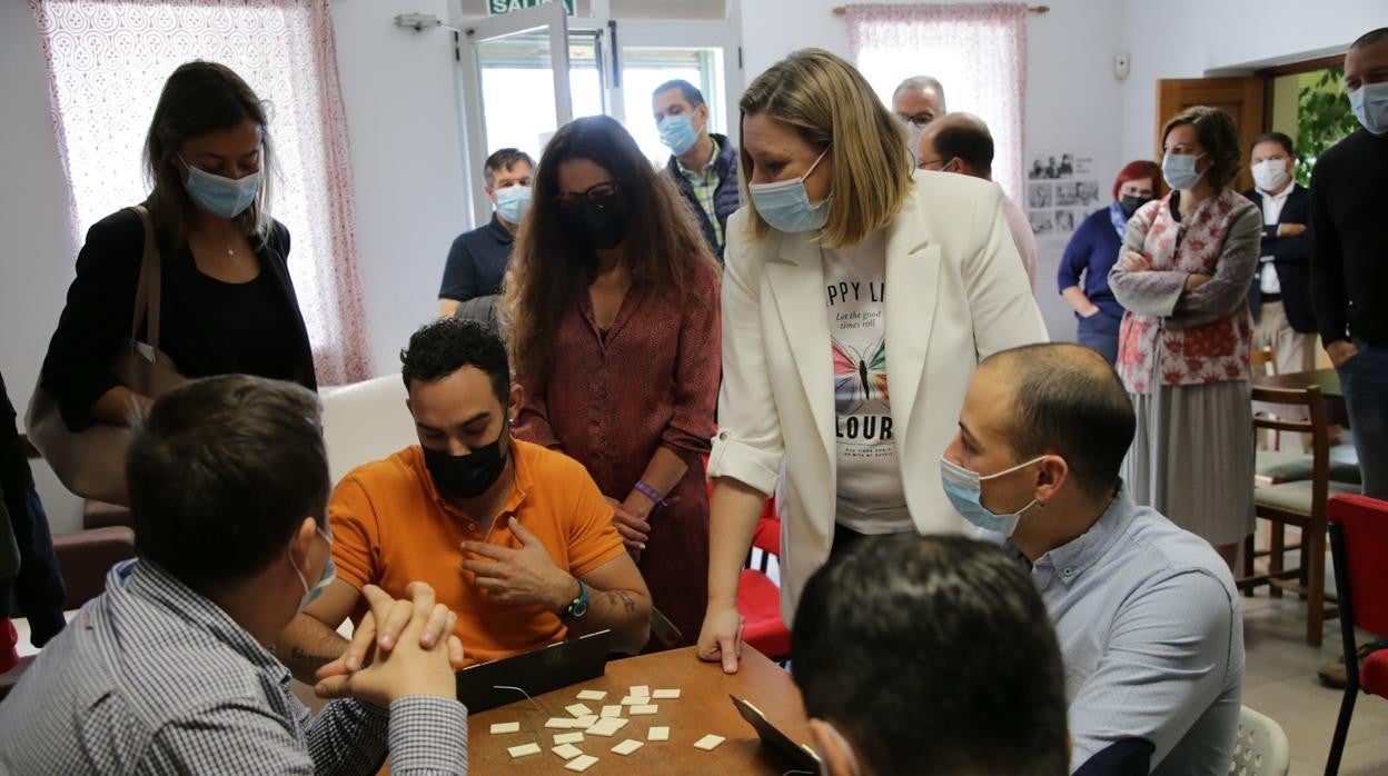 La comsejera de Familia durante la visita a la comunidad terapeútica 'Proyecto Hombre Zamora'