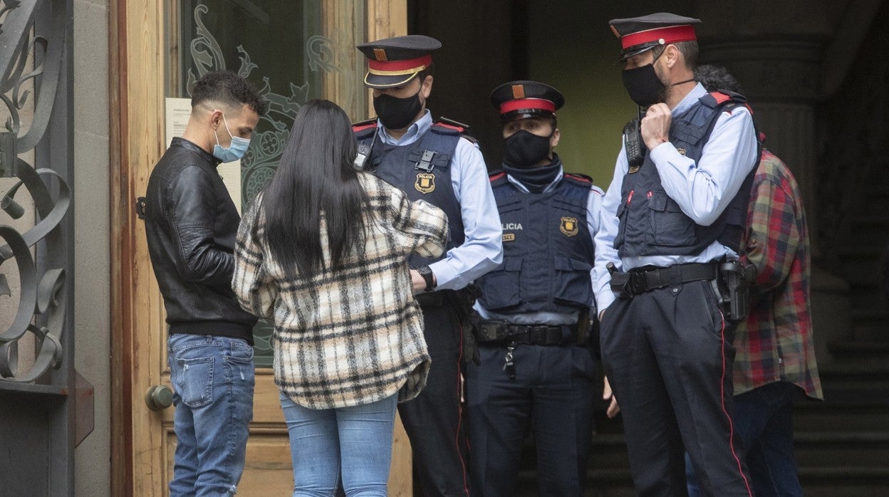 Uno de los acusados por una violación múltiple ocurrida en Sabadell (Barcelona) en 2019 a la entrada a la vista judicial por el caso