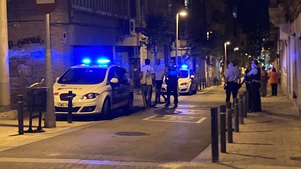 Unos cuarenta individuos agreden a dos mossos en Barcelona