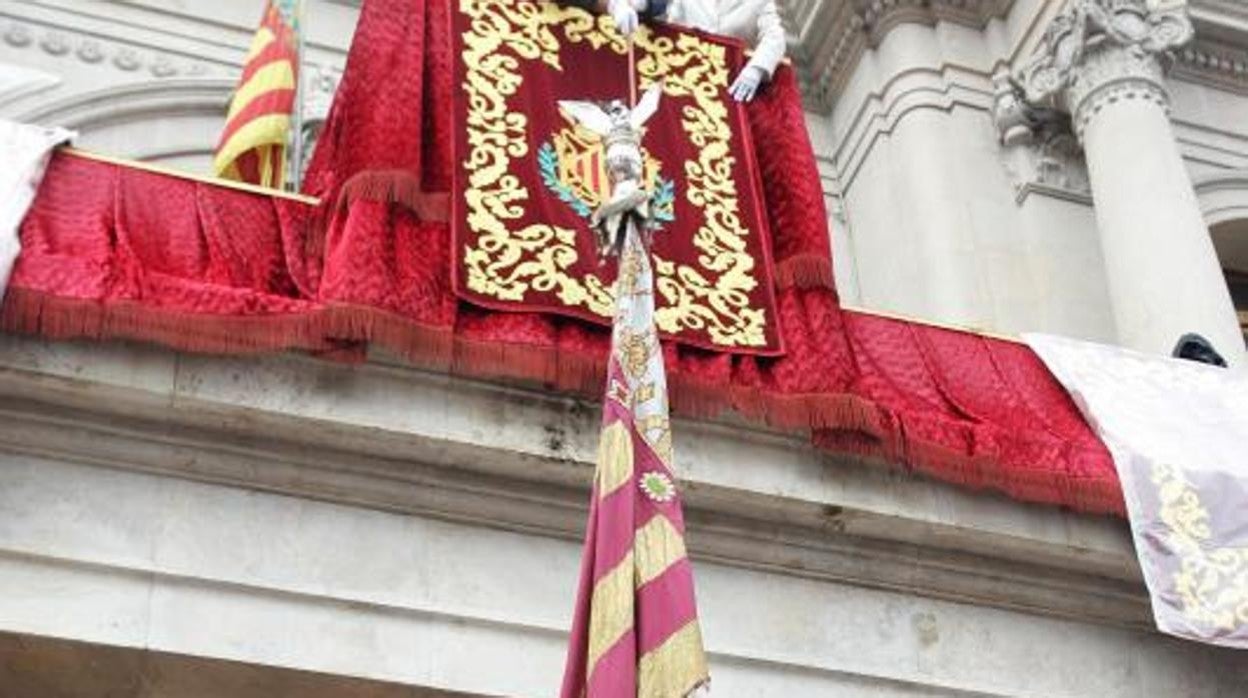 La bandera valenciana en el balncó de la plaza del Ayuntamiento de Valencia, durante la festividad del 9 d'Octubre