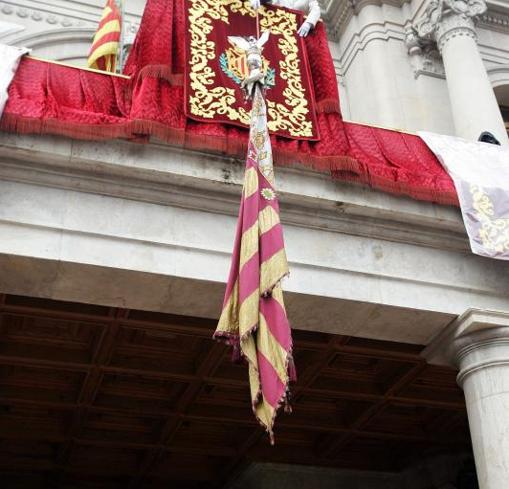 La bandera valenciana en el balncó de la plaza del Ayuntamiento de Valencia, durante la festividad del 9 d'Octubre