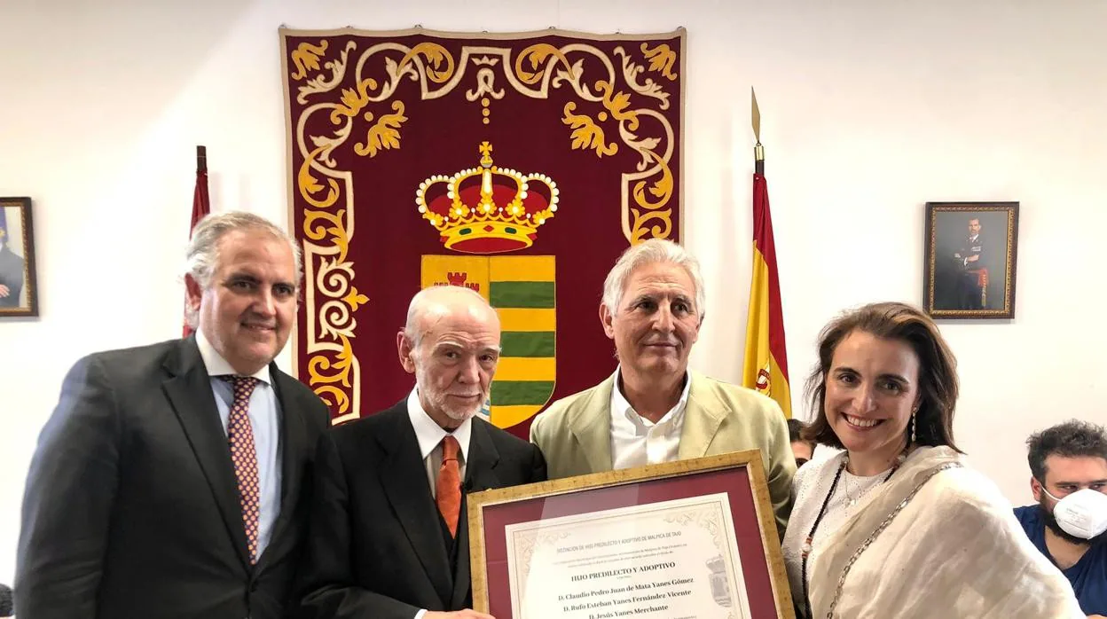 De izquierda a derecha, Juan Yanes, Jesús Yanes, Santiago Huertas, alcalde de Malpica, y Marian Yanes.