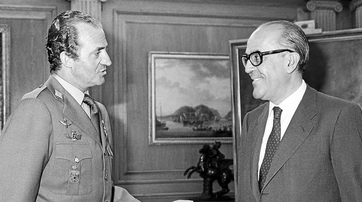 El Rey saluda a Leopoldo Calvo-Sotelo en el Palacio de la Zarzuela tras una Junta de Defensa