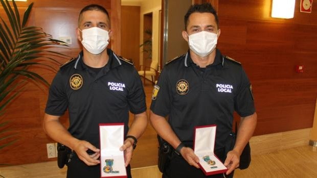 Dos policías de Elche reciben una medalla nacional por encontrar al maltratador que mató al mastín Ragnar