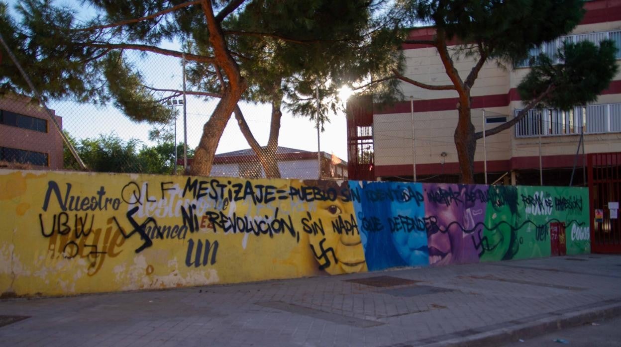 El mural del colegio de Vicálvaro vandalizado con símbolos nazis