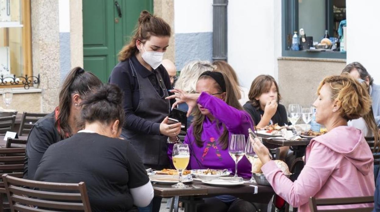 Turistas en un local de hostelería de Santiago, la semana pasada