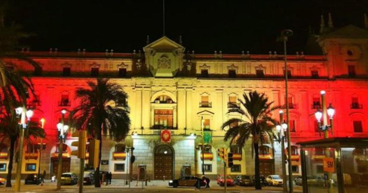 Edificio de Capitanía, en Barcelona, iluminado con mitivo del Día de la Constitución