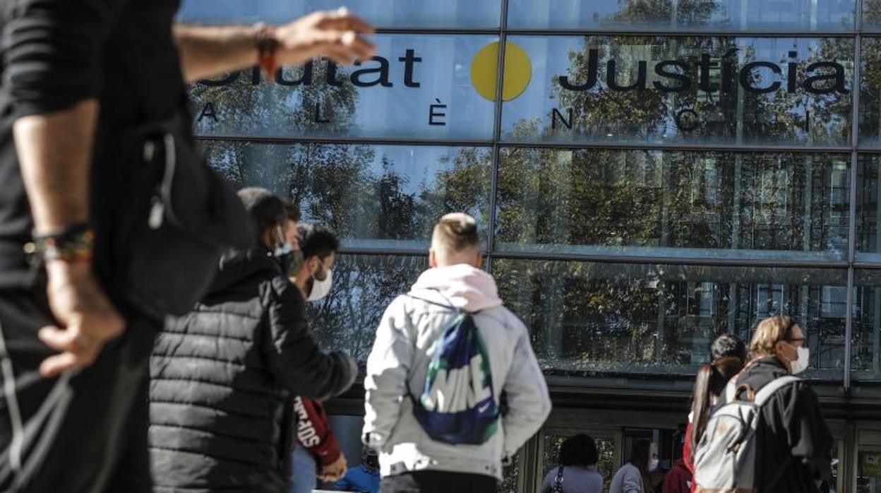 Colas en el acceso a la Ciudad de la Justicia de Valencia