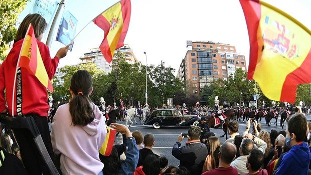 Desfile del 12-O: «¿Quién me presta una escalera?»