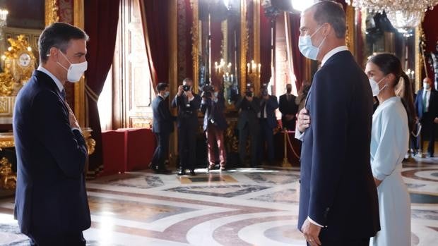 Los ministros Garzón y Castells plantan a los Reyes en la recepción del Palacio Real