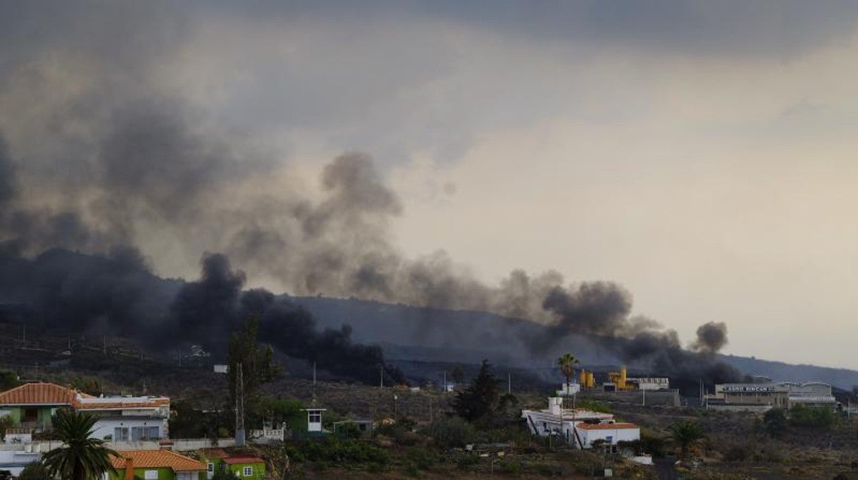 La colada entra en núcleos urbanos con una gran masa de lava