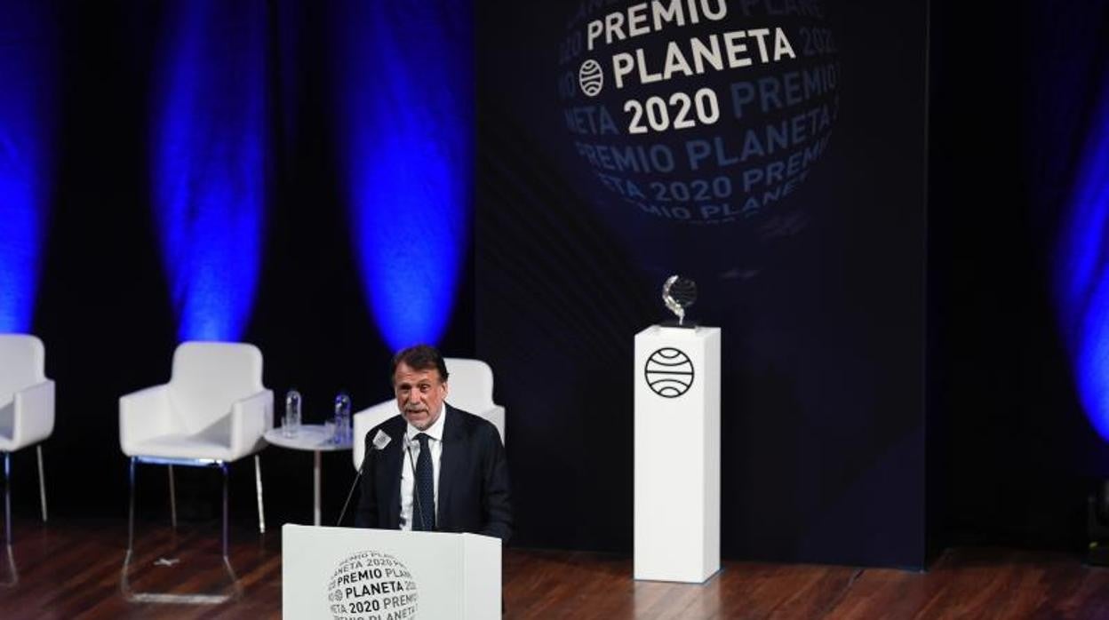 José Creuheras, junto al jurado del premio y los manuscritos de los diez finalistas