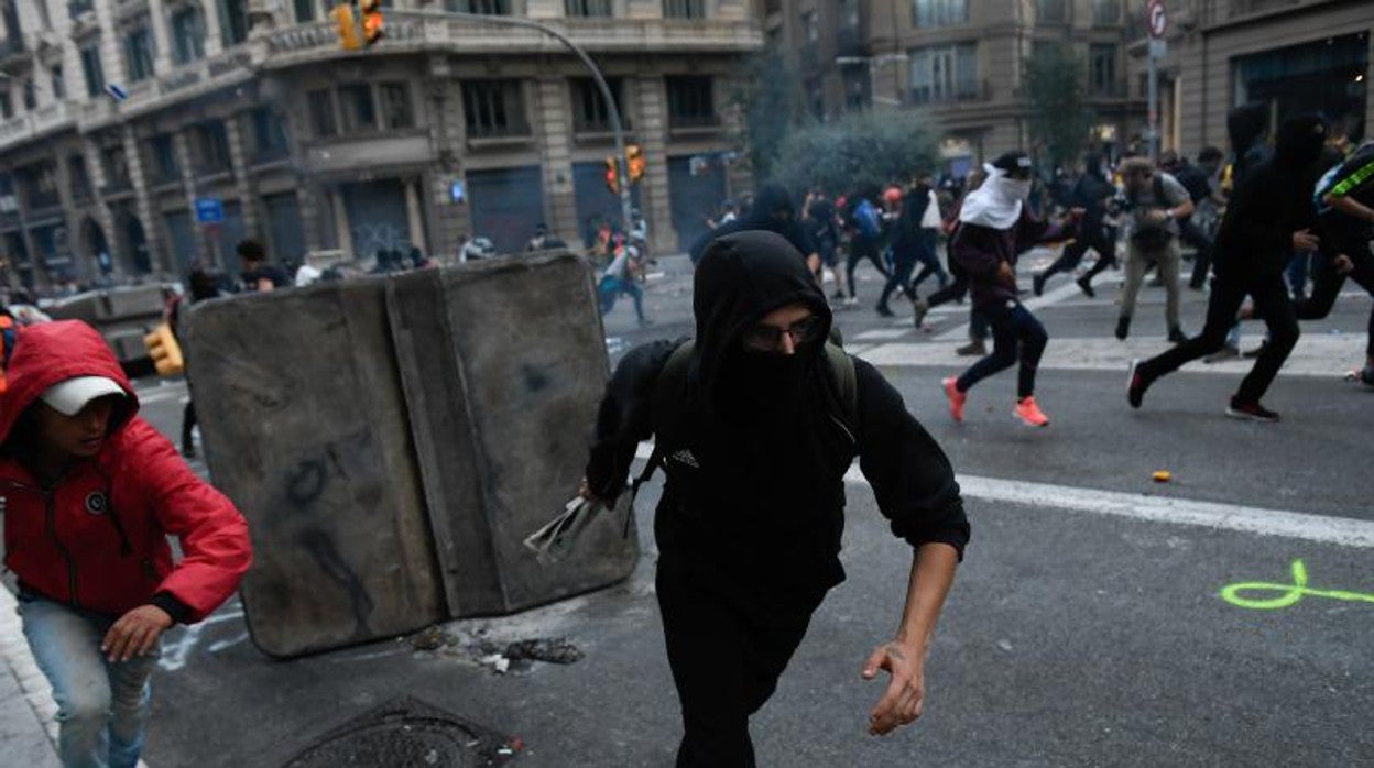 Dos jóvenes durante los disturbios en Barcelona tras la condena del 1-O