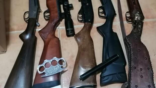 Detenido un hombre que ocultaba numerosas armas en su domicilio de Los Navalmorales