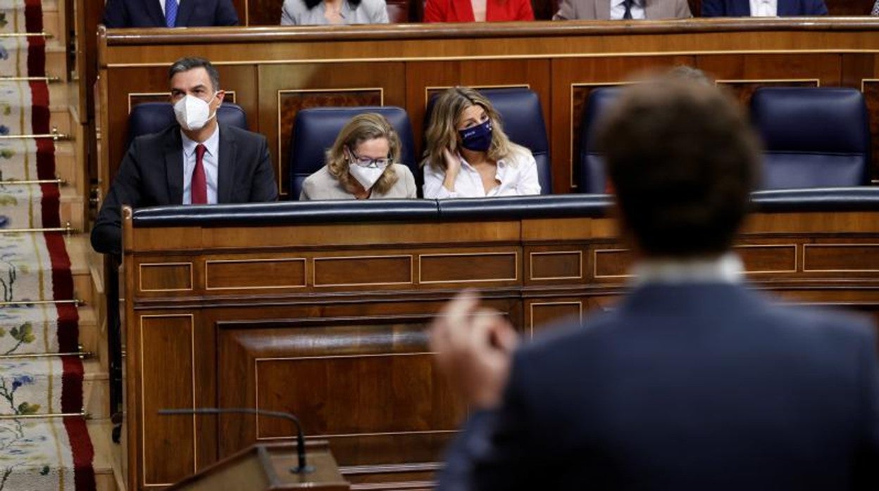 Pablo Casado se dirige a Pedro Sánchez en el Pleno del Congreso del miércoles pasado
