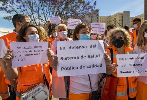 Imagen de los trabajadores del Servicio de Emergencias de Alicante (SES), CICU y SAMU concentrados a las puertas del Hospital General de Alicante