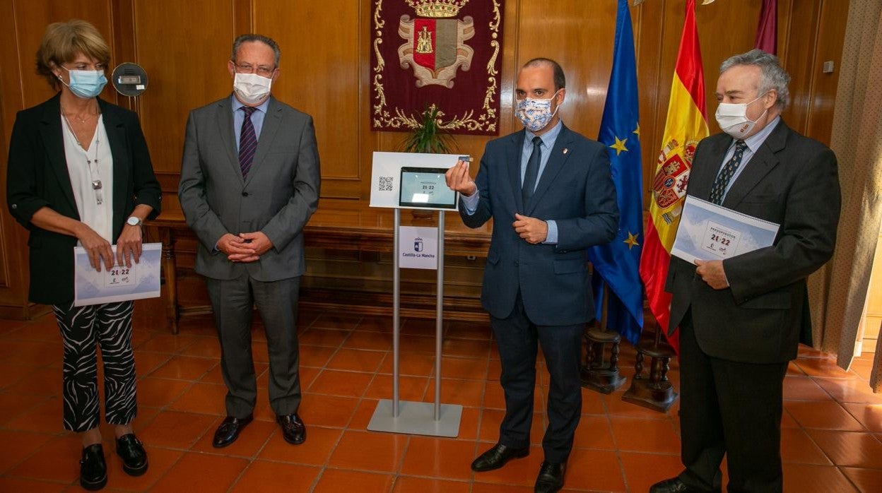 El presidente de las Cortes regionales, Pablo Bellido, sostiene el pendrive que contiene el Proyecto de Ley de Presupuestos. Está acompañado por el consejero de Hacienda y Administraciones Públicas, Juan Alfonso Ruiz Molina; el director general de Presupuestos, Isidro Hernández Perlines, y la secretaria general de Hacienda y Administraciones Públicas, Macarena Sáiz Ramos.