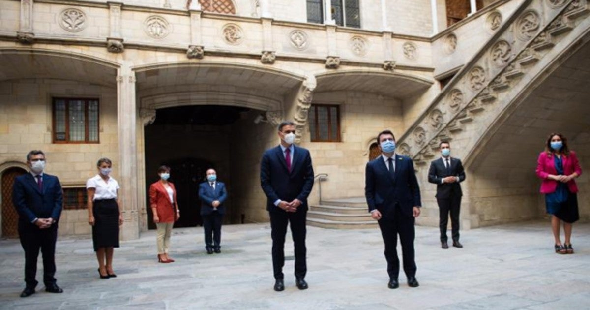 Sánchez y Aragonès, con sus equipos, hace un mes en su encuentro en el palacio de la Generalitat