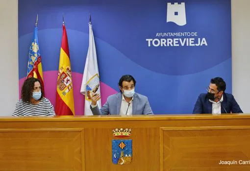El alcalde de Torrevieja, Eduardo Dolón, la concejal de Comercio y Hostelería, Rosario Martínez, y el presidente de APYMECO, Jorge Almarcha,