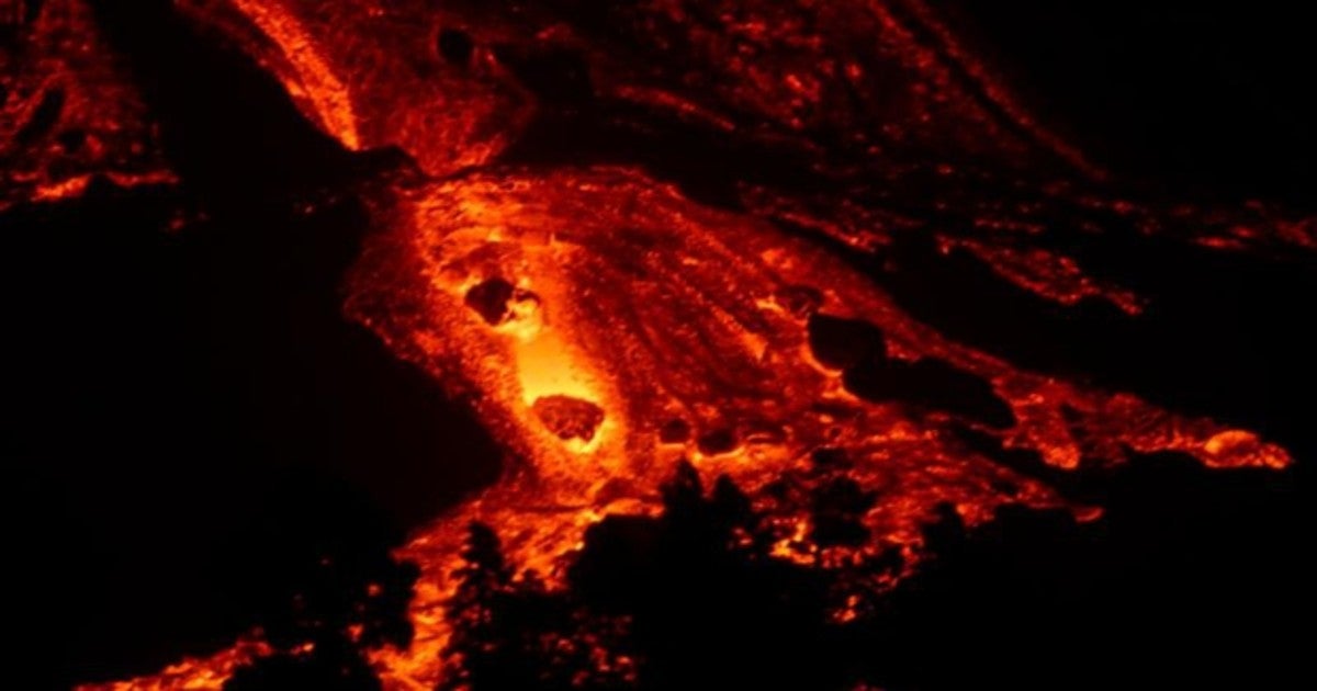 La lava del volcán de La Palma, como una "autovía" tras derrumbe del cono