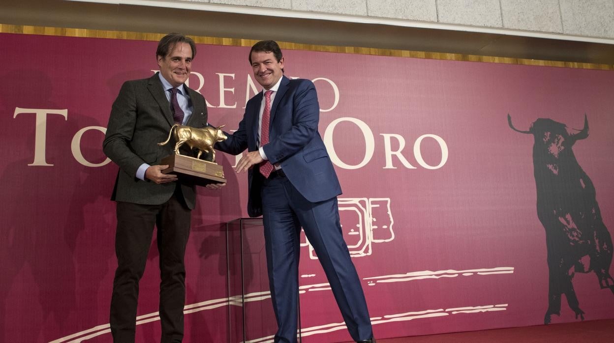 El presidente de la Junta hace entrega del Toro de Oro al ganadero Francisco Galache