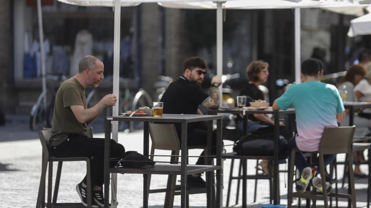 Imagen de archivo de clientes en una terraza