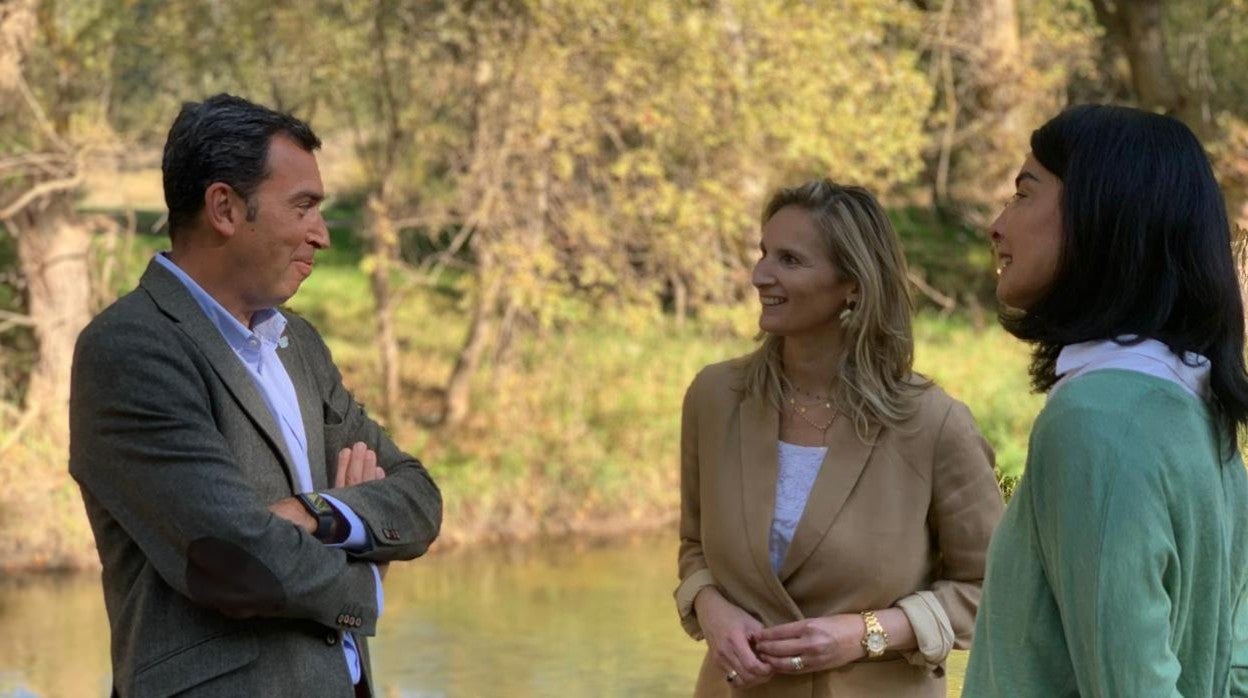 Antonio Yáñez (Presidente de la Confederación Hidrográfica del Tajo), la consejera Paloma Martín y la directiva de Heineken Carmen Ponce