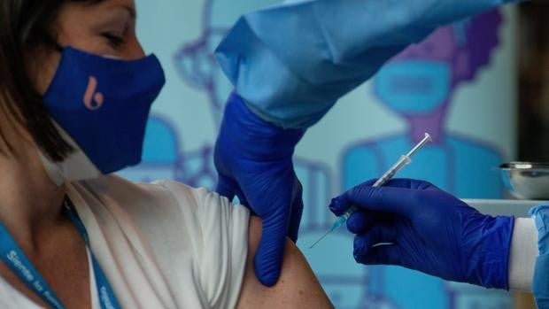 Una patronal catalana propone suspender de empleo y sueldo a quienes no tengan pasaporte Covid ni test