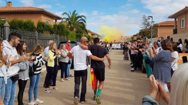 Alberto Díaz cumple su promesa y hace 160 kilómetros andando entre Guadalupe y Cobisa