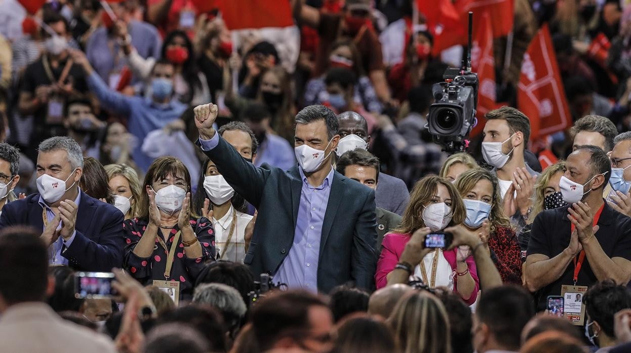 Pedro Sánchez saluda durante el Congreso del PSOE en Valencia