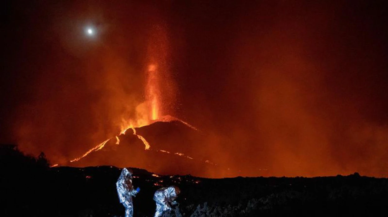Los equipos de la UME recogen muestras del volcán de La Palma