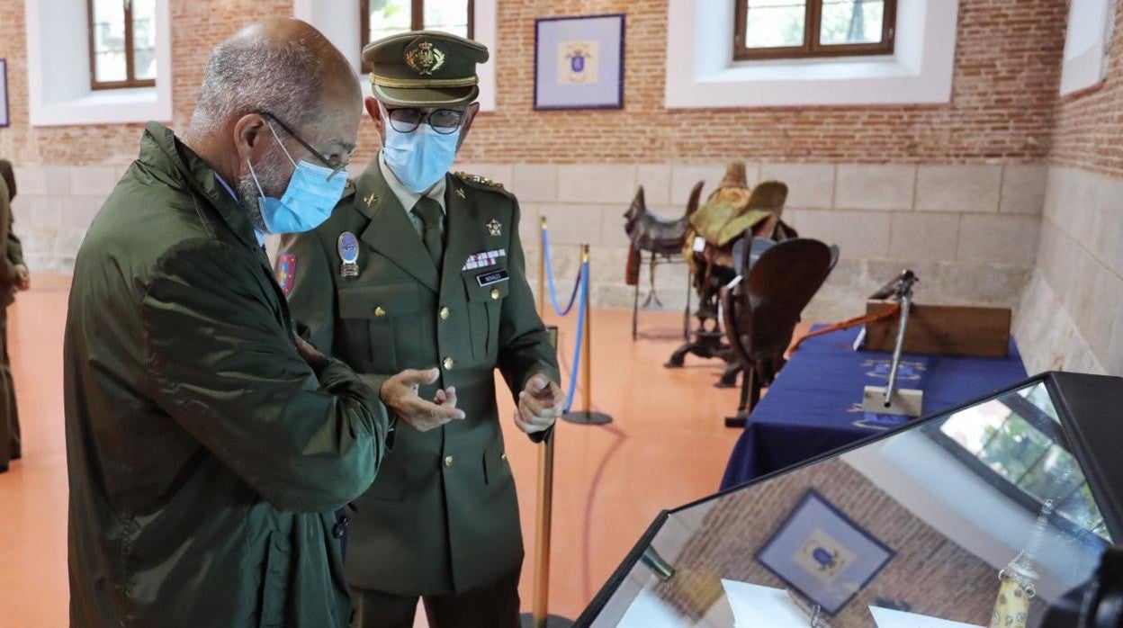 El vicepresidente de la Junta, Francisco Igea, visita la exposición 'El centenario de la gesta del regimiento de Alcántara'