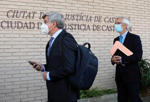 Imagen los dos acusados, Recaredo del Potro (derecha) y José Luis Martínez Dalmau, a su llegada este lunes a la Audiencia de Castellón