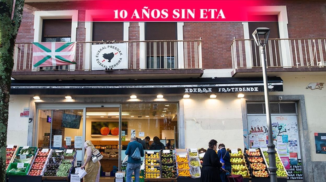 Plaza céntrica de Hernani, con las fachadas de los edificios con pancartas que piden la libertad de los presos de ETA