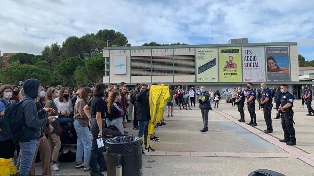 1.700 profesores avisan del «avance del totalitarismo» tras el acoso a jóvenes constitucionalistas en Cataluña